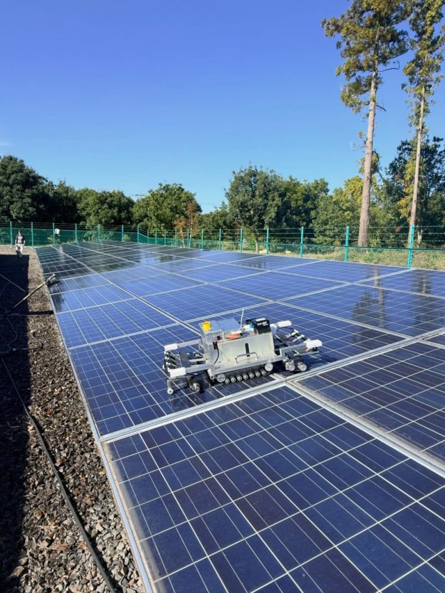 500kW規模の太陽光パネルを清掃中です✨
ロボットでしっかり洗浄したあと、手作業で丁寧に拭き上げ！

洗浄後は発電効率が8〜10%アップすることも☀️
「最近発電量が落ちてきたかも…」という方、ぜひご相談ください。

💰1枚100円＋諸経費で対応いたします！

#太陽光メンテナンス
#発電事業者様向けサービス
#ロボット洗浄
#発電効率改善
#栃木ドローンステーション
#太陽光パネル