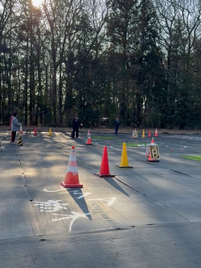 今回、当スクールには宮城県からご来場いただきました✨ 
いちご農園を経営されているお二人です🍓

せっかく栃木までお越しいただいたので、日本一のいちご生産地をご案内し、生産者の皆様にもご協力いただき視察していただきました。 
いちご王国とちぎをご堪能いただけたようで何よりです😊

そして、無事に二等修了審査にも合格💯 
本当におめでとうございます👏

当スクールでは、受講生一人ひとりのレベルに合わせた寄り添った講習を大切にしています。 
初めての方から、空撮・産業用途を目的とした方まで幅広く対応しております。

#fyp #栃木県 #宮城県 #ドローンライセンス #jmaドローンスクール栃木