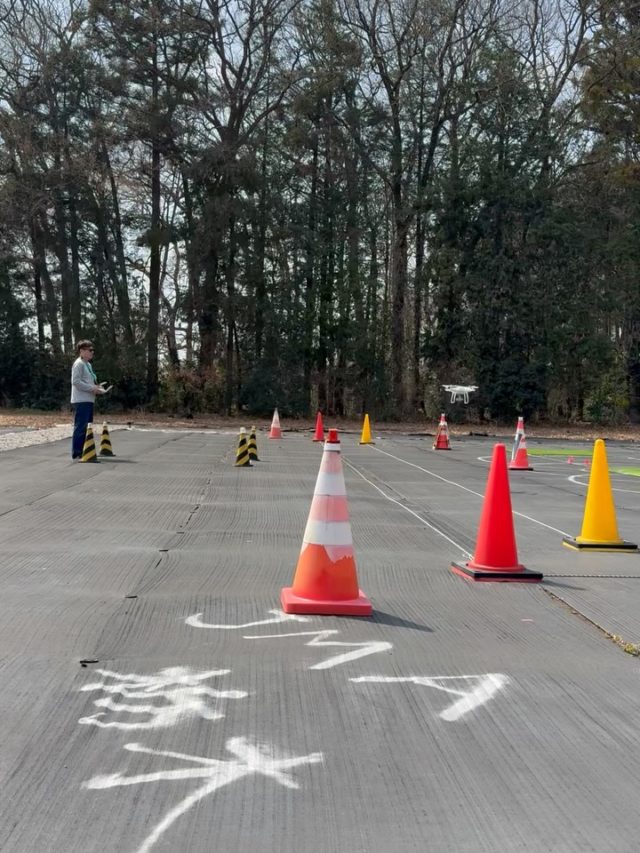 たくさんの練習を積み重ねてきた受講生のO様🧑‍🎓 
ドローンフィールドの桜も満開となった本日、#jmaドローンスクール栃木 初となる「一等無人航空機操縦士 実地修了審査」に見事合格しました✨

今回は基本のみの受講でしたが、すでに次のステップへ🔥 
「目視外」と「夜間飛行」の取得を目指し、これからも #栃木ドローンフィールド で自主練に励まれる予定です🤭

当社では、国家資格取得を目指す方のサポートはもちろん、  企業案件の空撮（栃木県内に限らず全国対応可能）や各種点検（施設・太陽光・インフラ等）、機体販売も承っております。

ドローンに関することなら何でもお気軽にご相談ください✈️

#栃木県 #ドローン #空撮